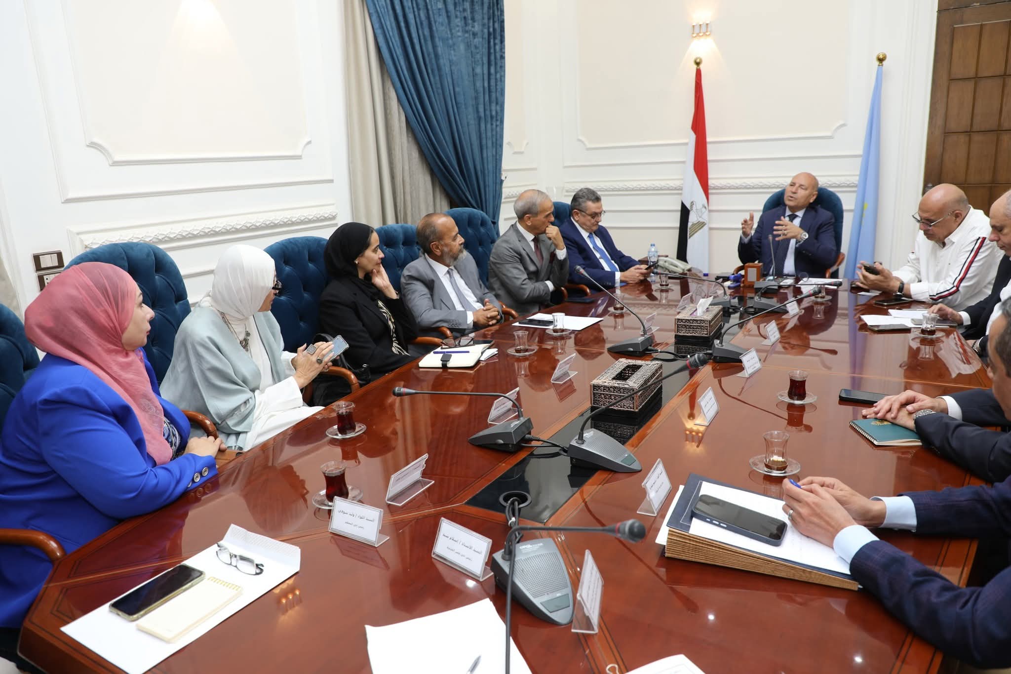 محافظ القاهرة يبحث مع مسؤولي المصرف المتحد التعاون في أسواق العمل والتنمية الرقمية 