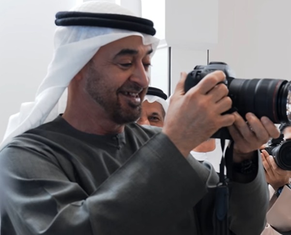 بن زايد يستعير كاميرا مصور لالتقاط صورة مع رئيس وزراء كندا 