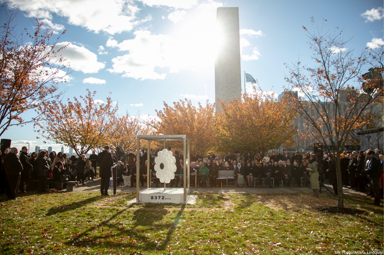 الزهور في الأمم المتحدة تحيي ذكرى المذابح والتطهير العرقي في البوسنة وروندا 