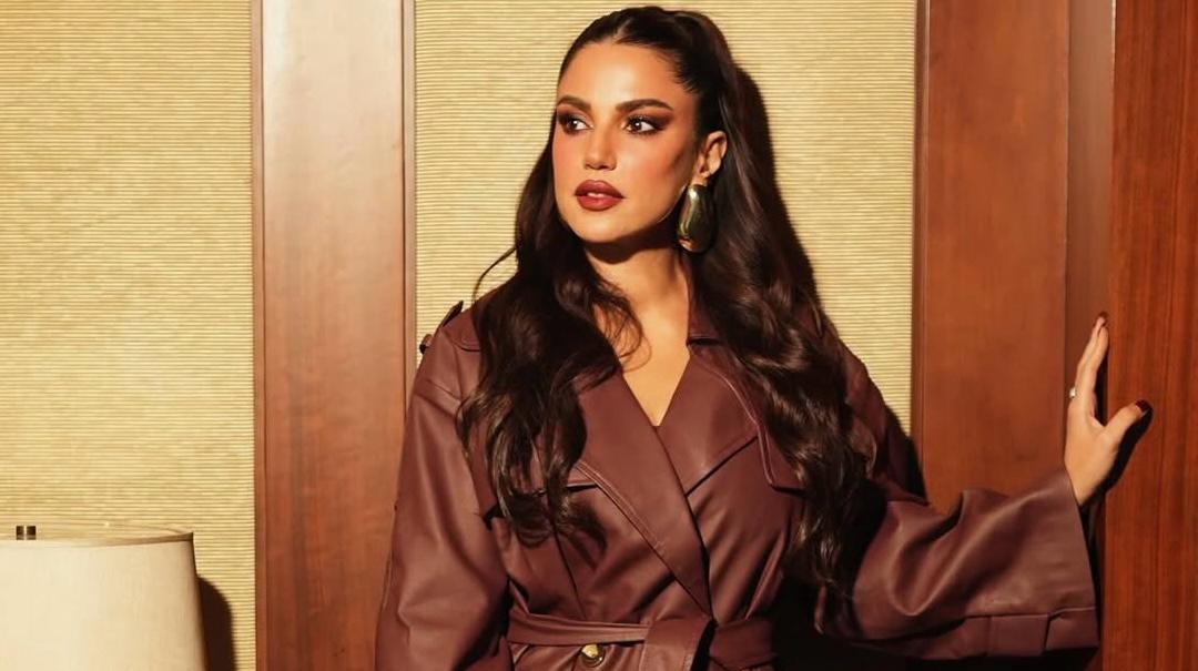 درة تخطف الأنظار بأحدث إطلالة في اللون البرغندي 