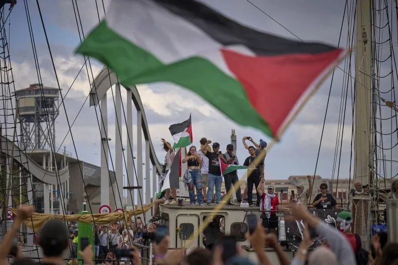 انطلاق أسطول الصمود من برشلونة لفك الحصار عن غزة ووقف حرب التجويع 
