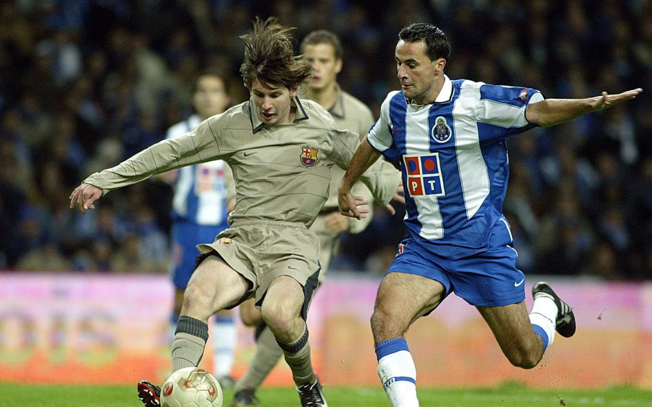  في مثل هذا اليوم16 نوفمبر 2003 ..ليونيل ميسي، بعمر 16 عامًا، دخل بديلًا لبرشلونة في الدقيقة 75 من مباراة ودية ضد بورتو.