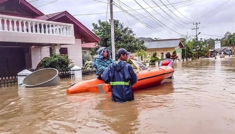 1000 قتيل ضحايا الفيضانات والانهيارات الأرضية في إندونيسيا