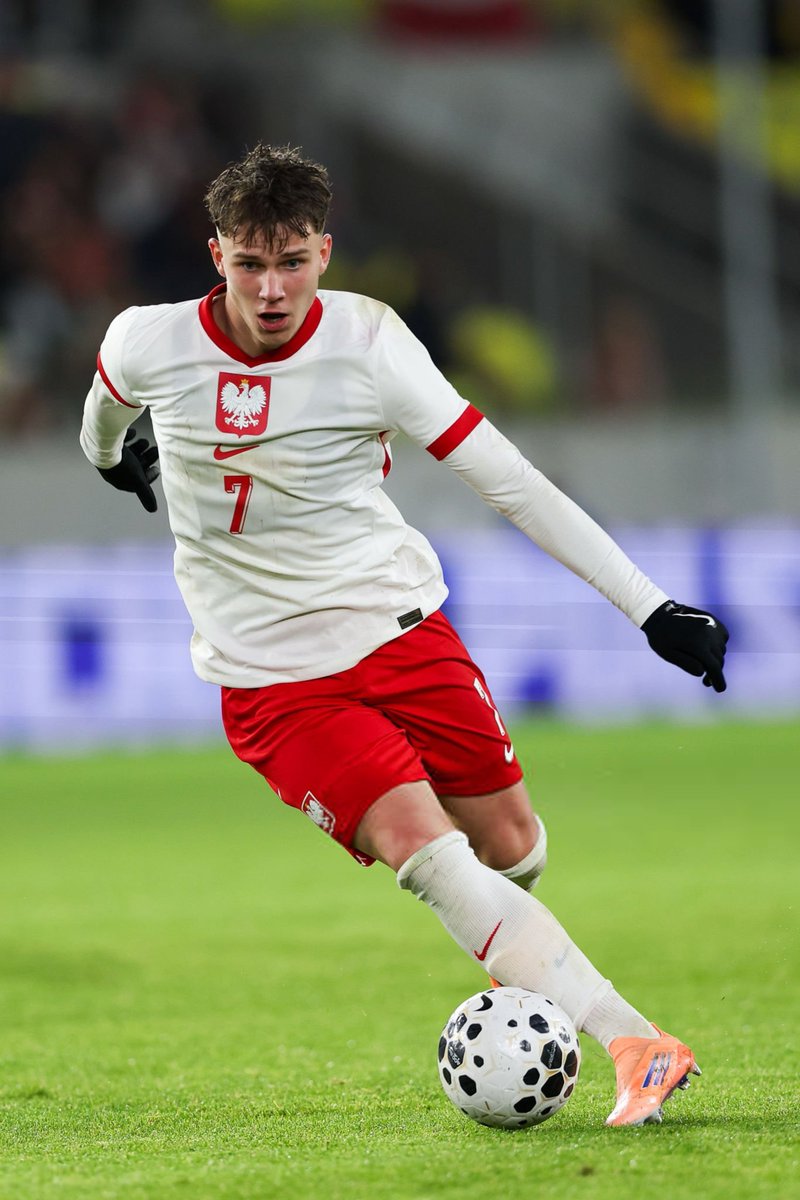 برشلونة يدرس ضم أوسكار بيوتوشفيسكي نجم المنتخب البولندي إلى صفوفه 