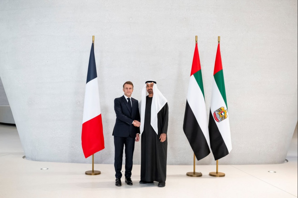 ماكرون يبحث مع بن زايد العلاقات الاقتصادية ومكافحة المخدرات ويقضي عطلة عيد الميلاد مع الجنود الفرنسيين في جيبوتي 