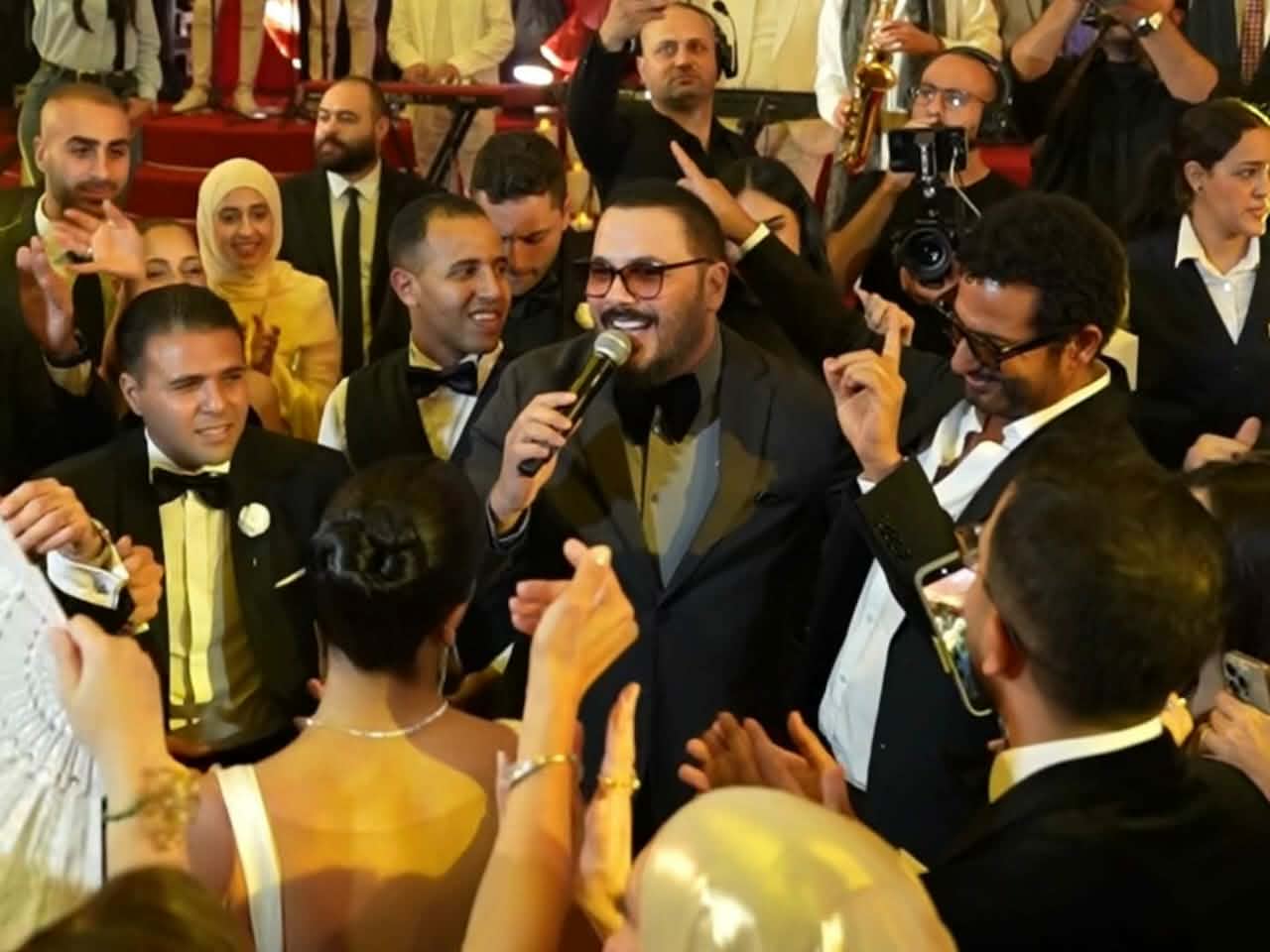 النجم اللبناني رامي عياش يُشعل أجواء حفل زفاف فاخر جمع نجوم الفن المصري