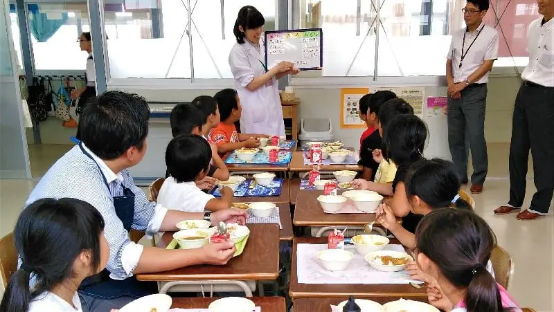 اليابان تشدد على توافر الاشتراطات الصحية في الوجبات المدرسية حرصا على صحة الطلاب 