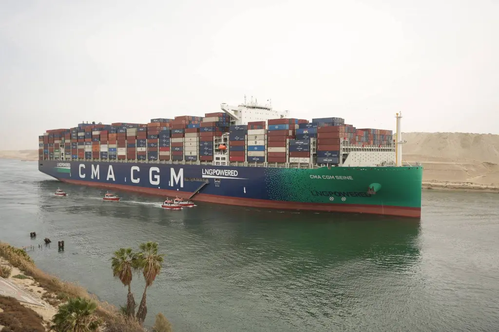 بحمولة كلية 250 ألف طن ..عبور سفينة الحاويات العملاقة CMA CGM SEINE ضمن قافلة الشمال
