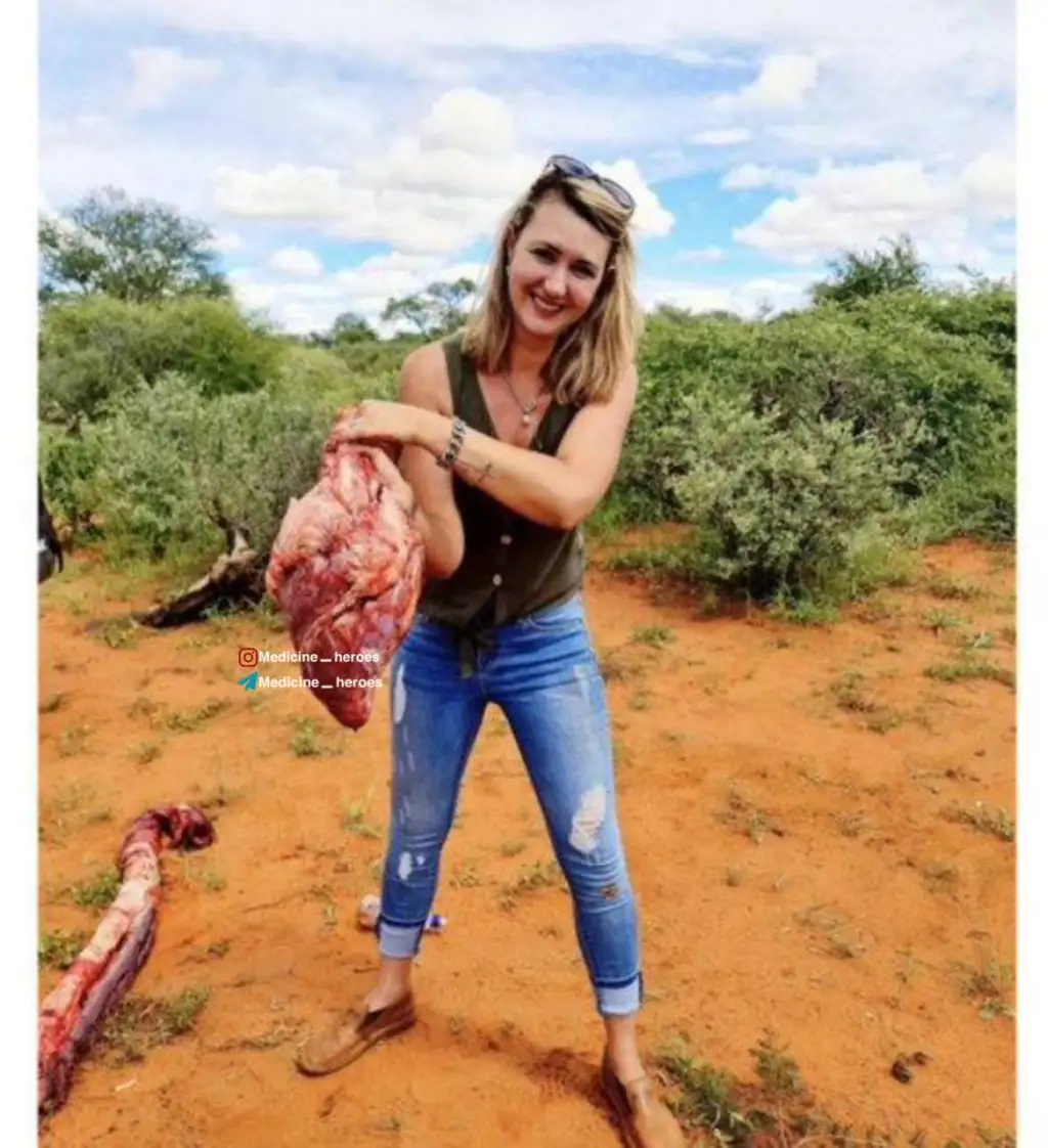 مواطن أفريقي يقتل زرافة ويهدي قلبها إلى زوجته 