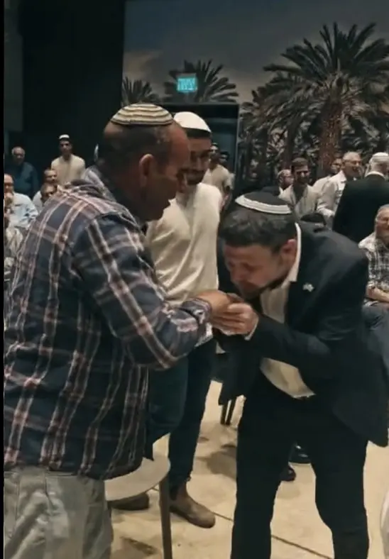 وزير مالية الكيان يقبل يد مزارع إسرائيلي 