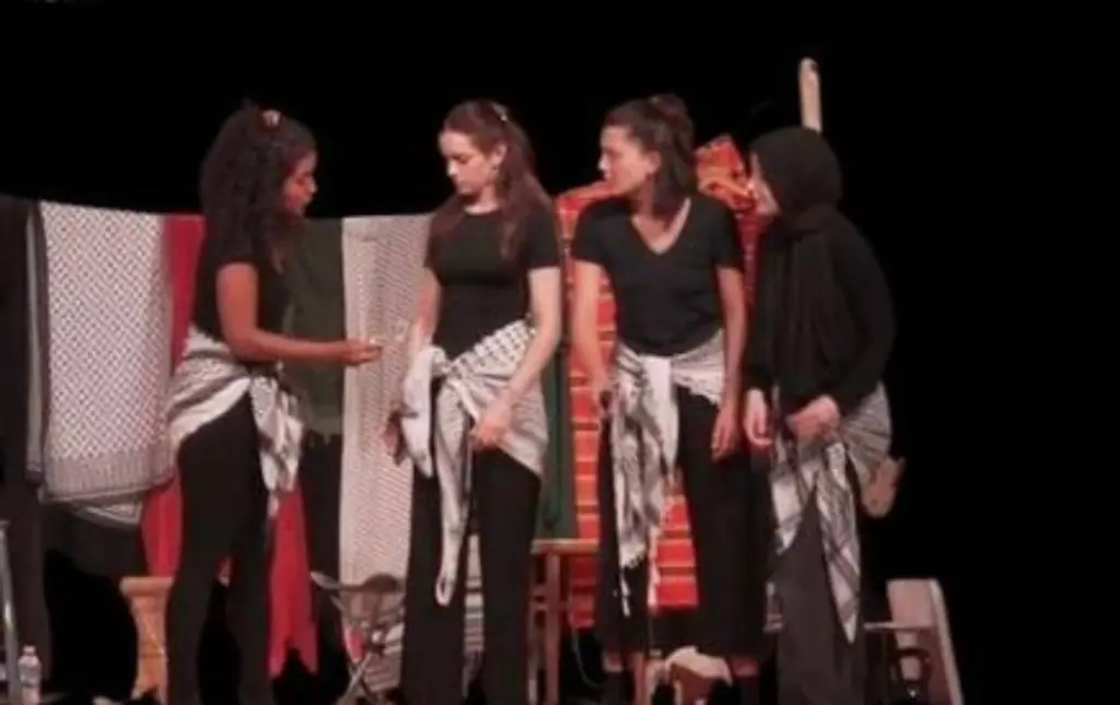 «أهلاً بكم في غزة»… عرض مسرحي يوثّق الذاكرة الفلسطينية في القاهرة