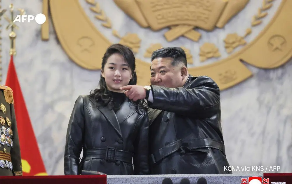 رئيس كوريا الشمالية وابنته كيم جو آي يسرقان الأضواء بمعاطف جلدية متطابقة أمام عشرات الآلاف!