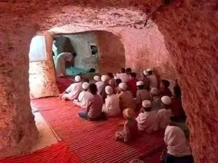 مسجد تحت الأرض: يبرز الصمود الجزائري أمام غطرسة الاستعمار الفرنسي