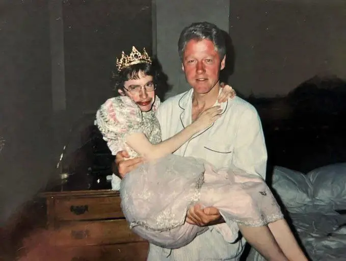 ظهور غريب لستيفن هوكينغ وبيل كلينتون في لقاء غامض على متن 'جزيرة إبستين