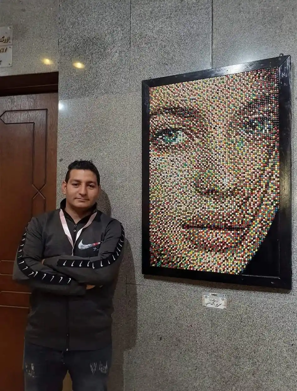 الرسم بالدبابيس.. قصة فنان تشكيلي يخوض تجرية الفن النادر في مصر 