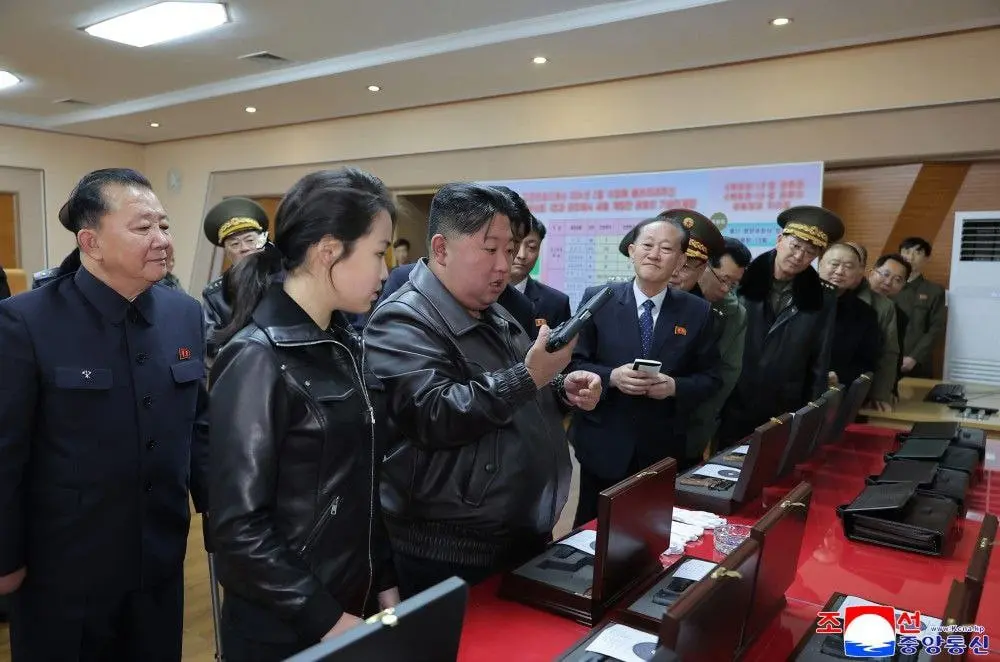 الرئيس الكوري يجرب مسدس جديد بصحبة ابنته 