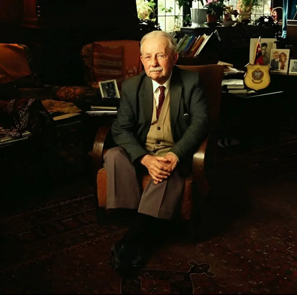  المفكر البريطاني جون باغوت: الثراء والسلطة بوابة الانحطاط 