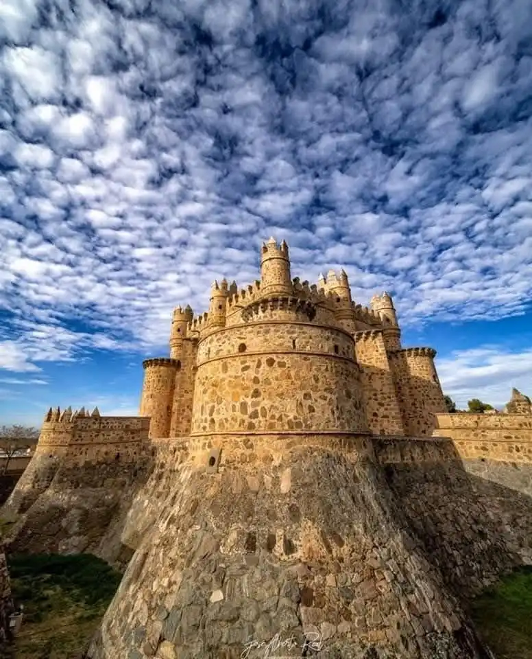 انهار اليوم أحد أبراج قلعة إسكالونا التي تعود للقرن الخامس عشر في مدينة طليطلة بإسبانيا. 