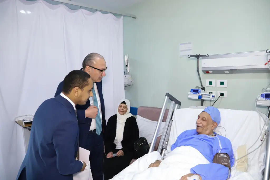   السفير التركي بالقاهرة صالح موطلو شن يزور مستشفى الناس الخيري