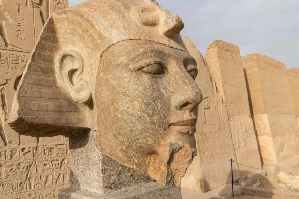 البعثة الأثرية الأمريكية تنتهي من ترميم رأس تمثال من الجرانيت للملك رمسيس الثاني داخل معبده في أبيدوس