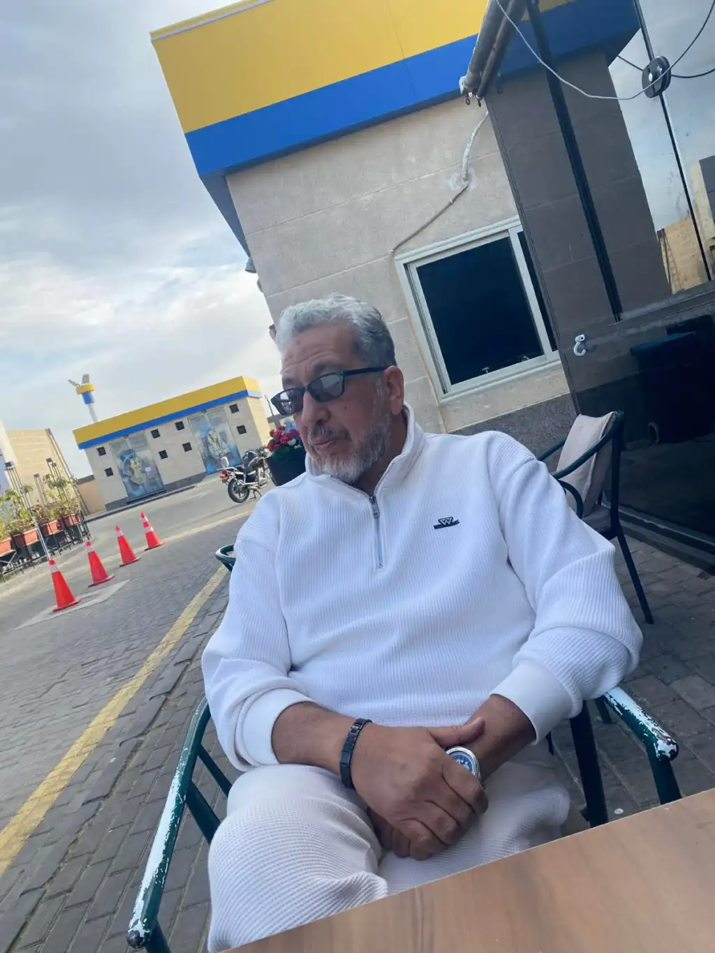 الخروج من ثقب الباب الضيق 