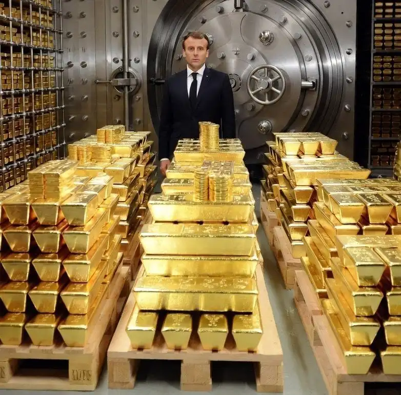 فرنسا تستعيد جزء من احتياطي الذهب من بنك نيويورك بدعوه تجديده وتضعه في البنك الفرنسي 