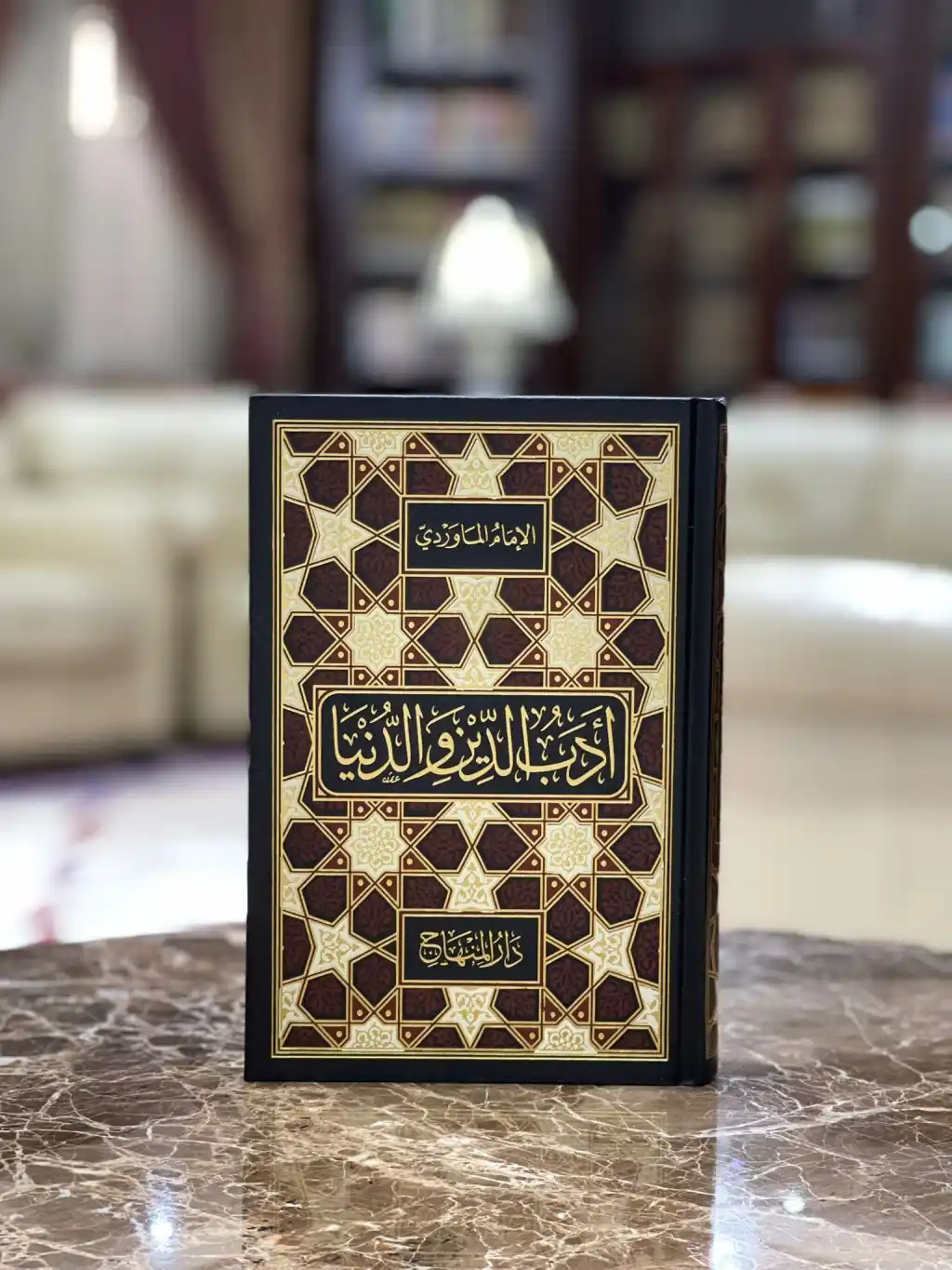 لا تكتب وعينك على الناس 