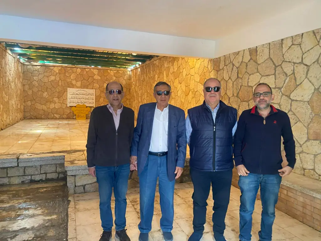 في ذكرى ميلاد المعلم عثمان احمد عثمان .. كبير العائلة يقرأ الفاتحة ويدعو له بالرحمة 