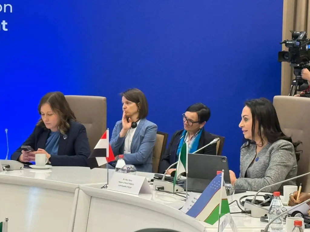 مائدة المستديرة حول 