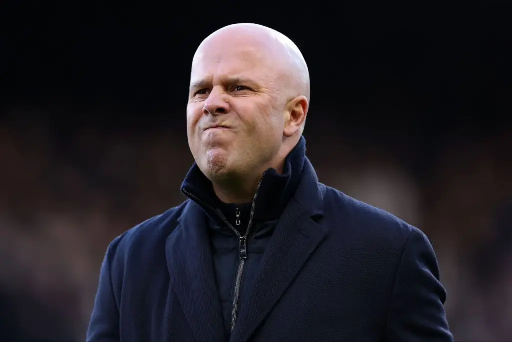 انهيار تشيلسي سيضمن لآرني سلوت البقاء لموسم جديد مع ليفربول 