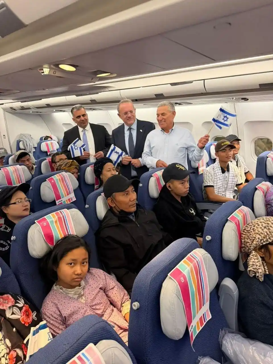 القناة السابعة العبرية: وصل نحو 240 مهاجرًا يهوديا من طائفة بني منشيه اليهودية في شمال شرق الهند إلى مطار بن غوريون الليلة الماضية،  ضمن عملية 