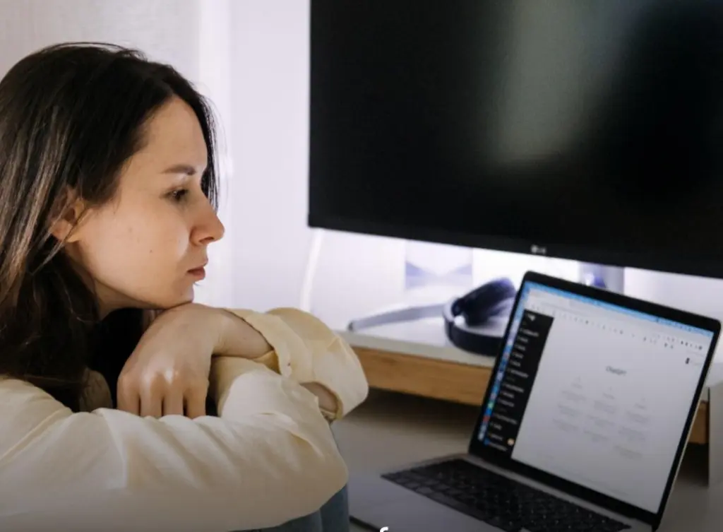 ولاية مانيتوبا  الكندية تدرس حظر تطبيقات الذكاء الاصطناعي وتيك توك التي يدمنهاالشباب!