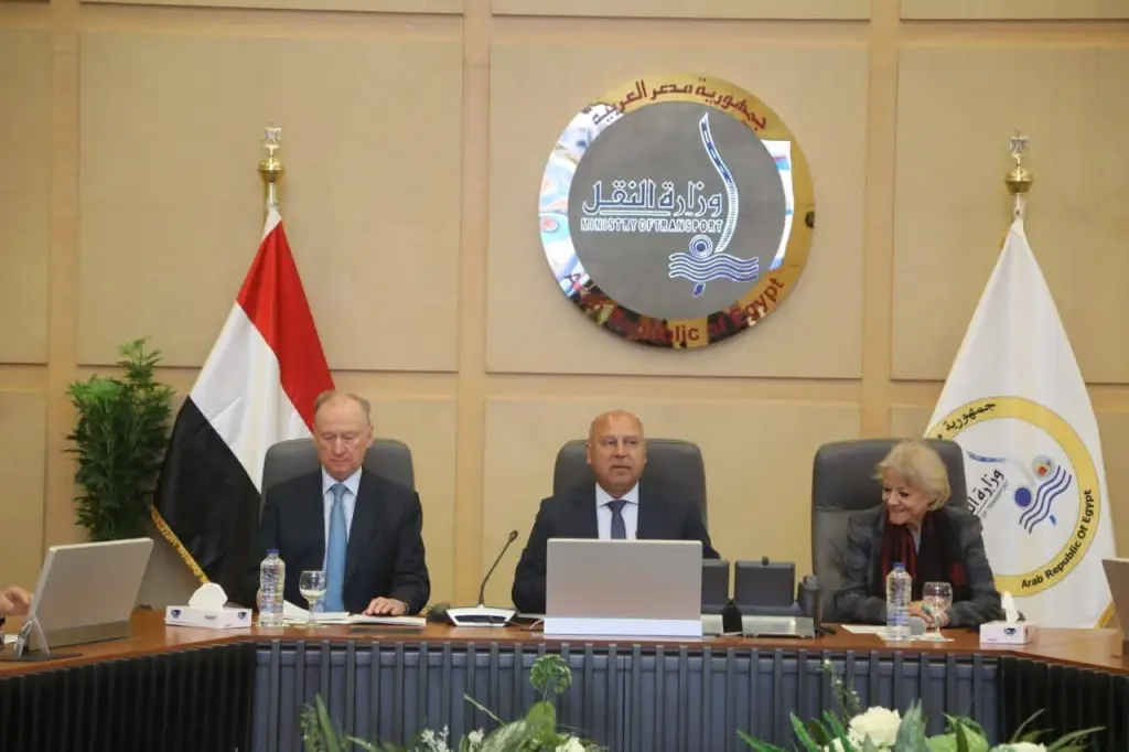 إقامة خطوط ملاحية بين الموانيء المصرية والروسية وتوطين صناعة السفن 