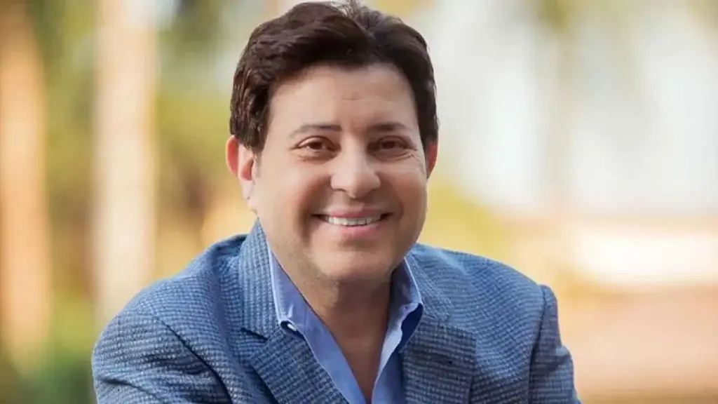الموت يغيب أمير الغناء العربي هاني شاكر في باريس 