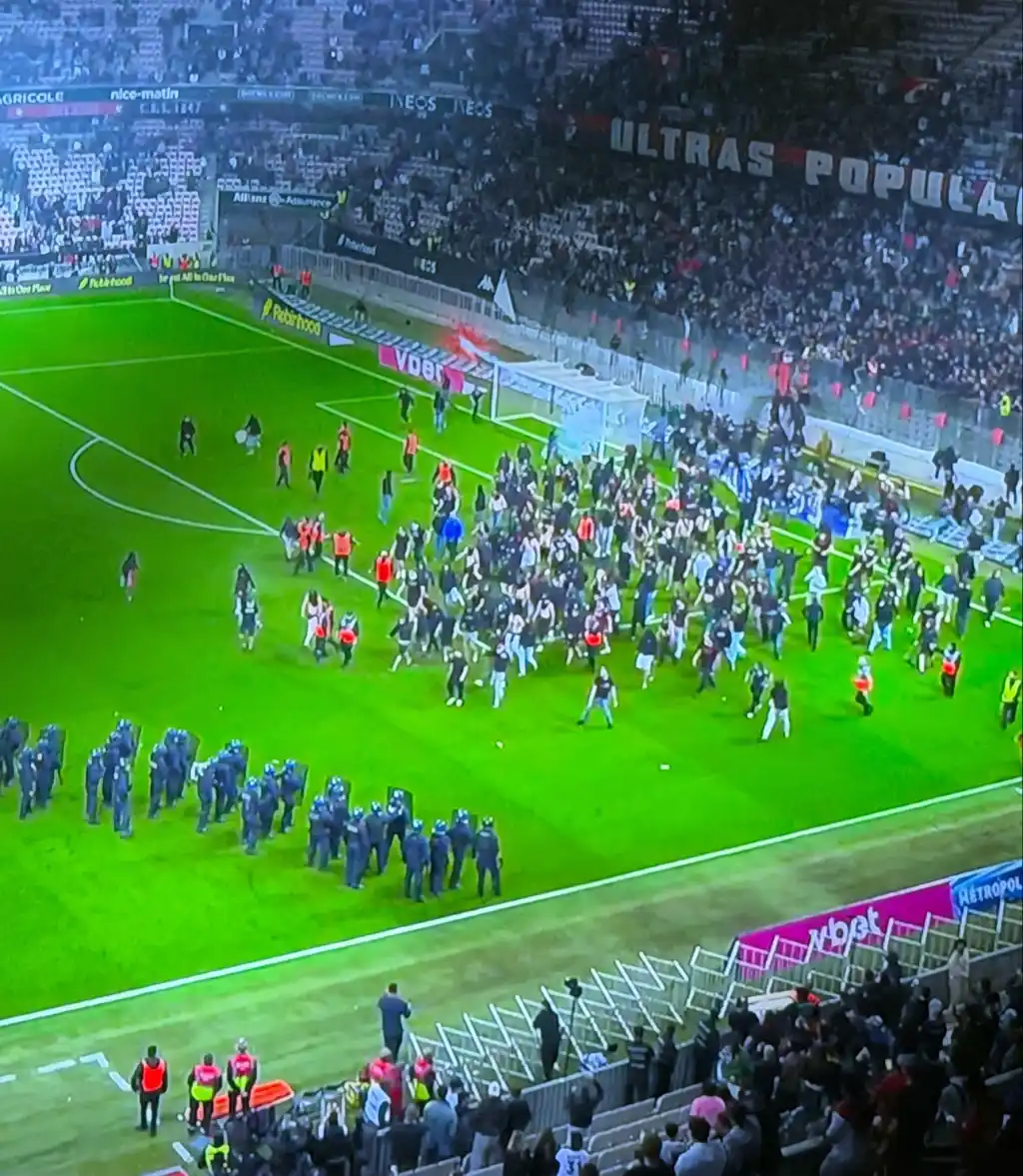 الكناري يودّع الدوري بمشاهد الفوضى.. جماهير نانت تُوقف مباراة تولوز في الدوري الفرنسي 