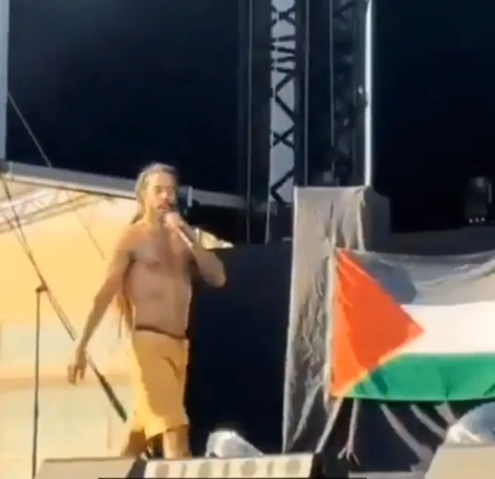  مغني الراب البريطاني بوب فايلان يشعل حفله بخطاب ناري مؤيد لفلسطين