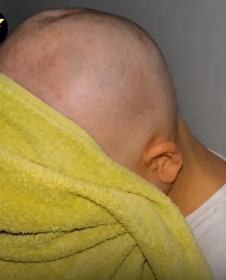 مواطن إسباني يحلق شعر ابنته لأنها مارست التنمر على زميلة مصابة بالسرطان 