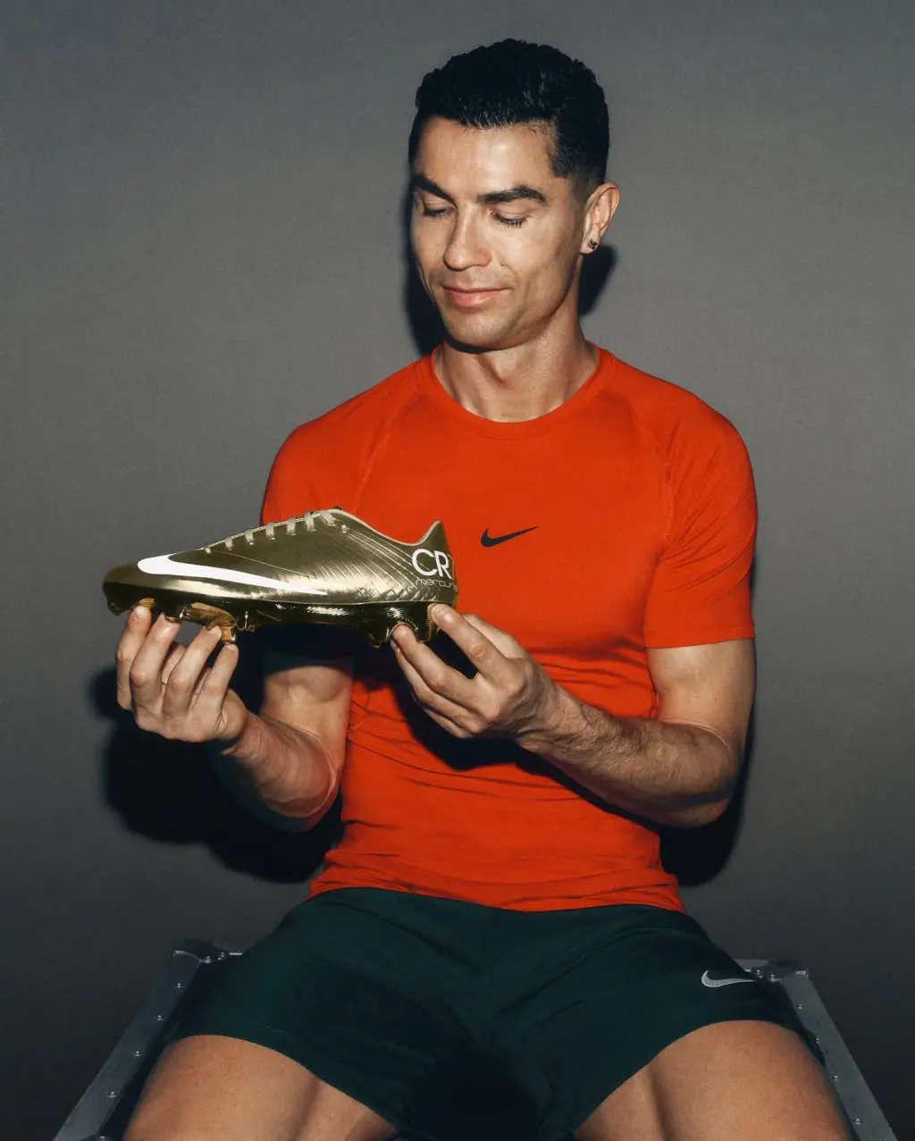 ‏نايكي تحتفي بـ كريستيانو رونالدو بإصدار ذهبي خاص من حذاء Mercurial Superfly، احتفالًا بإنجازه التاريخي بالتسجيل في 6 نسخ مختلفة من كأس العالم 
