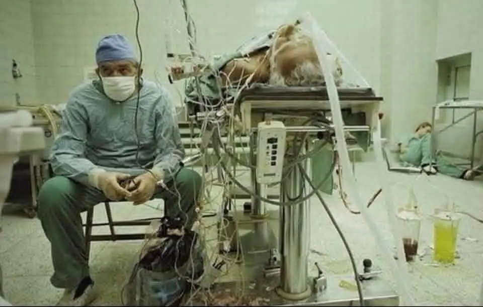 ​نبض خارج حدود الممكن: قصة الصورة الإعجازية لزراعة القلب في بولندا 1987