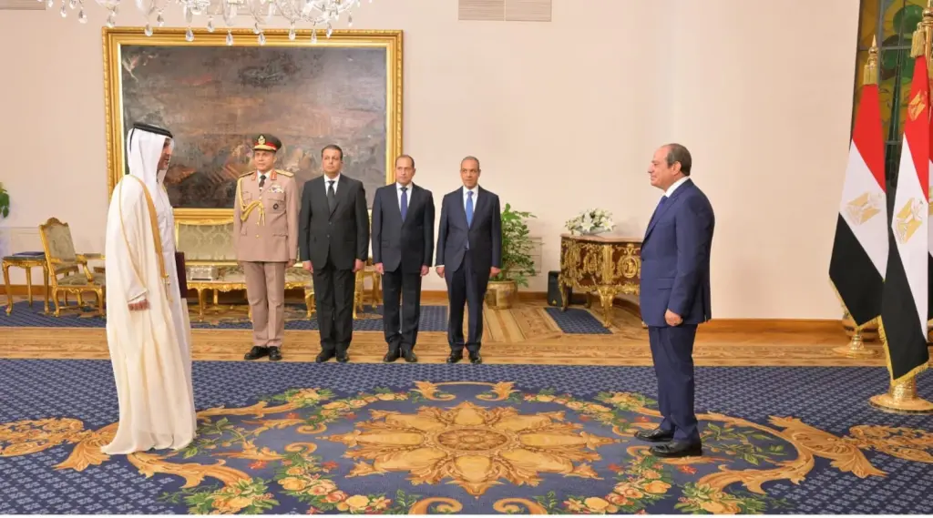 السيسي يتسلم أوراق السفير القطري الجديد لدى القاهرة 