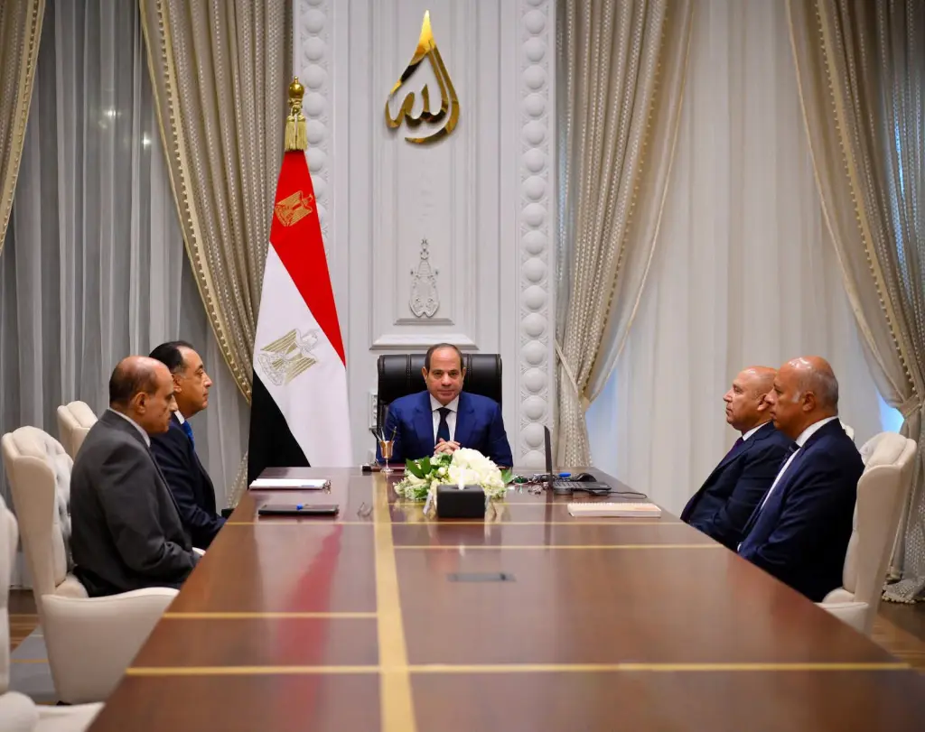 السيسي يوجه بالالتزام بالجداول الزمنية لمشروعات النقل والموانئ.. وتدشين الخط الأول للقطار السريع سبتمبر المقبل