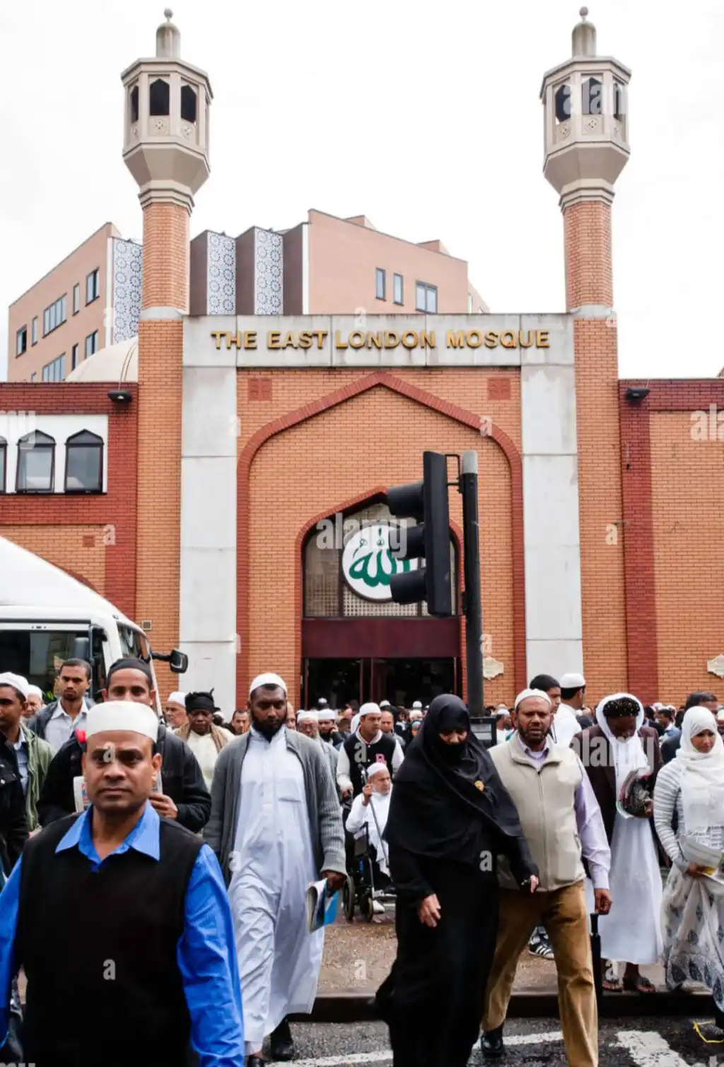 من الشاشة إلى الشارع: كيف تحوّلت خوارزميات التواصل إلى وقود لموجة الكراهية ضد المسلمين في بريطانيا وأوروبا؟