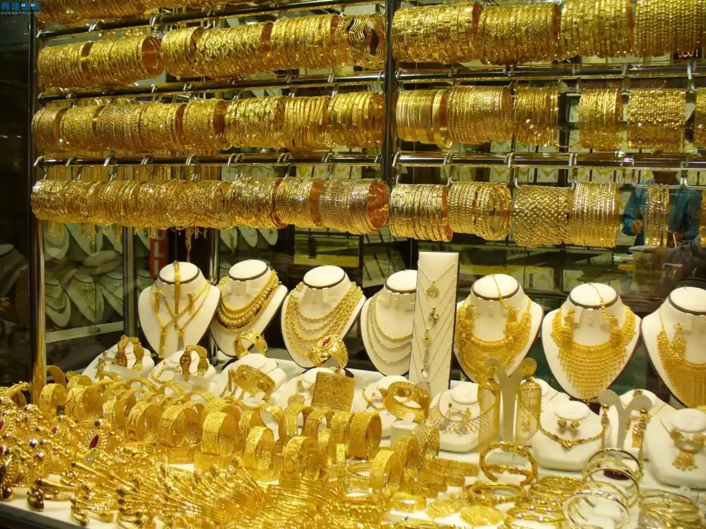 توقعات الذهب: XAU/USD يحافظ على مساره الصعودي قرب مستوى 4,400 دولار