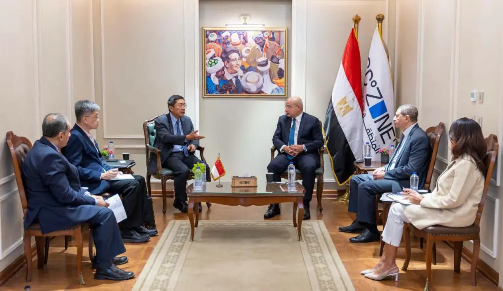 تعزيز الشراكة مع سنغافورة.. 