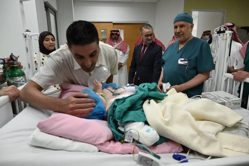إنفاذًا للتوجيهات الملكية.. بدء عملية فصل التوأم  السيامي الملتصق المغربي 