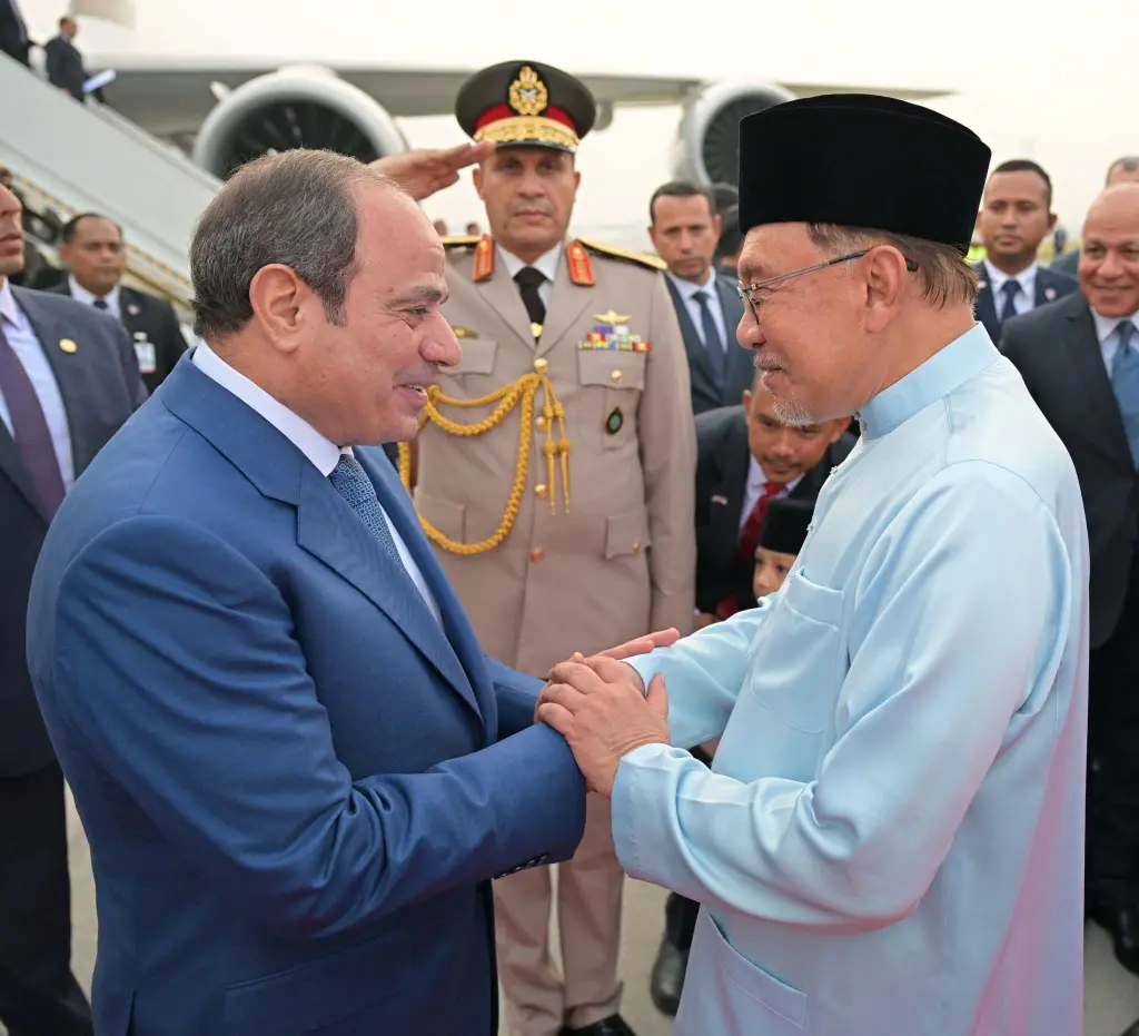 دفعة تاريخية للعلاقات الثنائية: السيسي يلتقي ملك ماليزيا بالقصر الوطني ويقلد أرفع وسام ماليزي