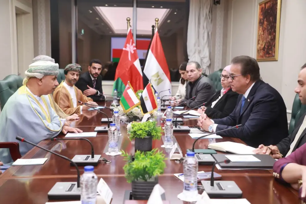 آفاق جديدة للتعاون الصحي بين القاهرة ومسقط: مباحثات موسعة لدعم الدواء وزراعة الأعضاء والتدريب الطبي