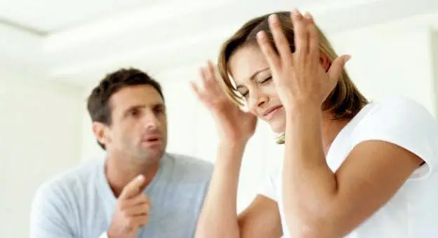 حكماء الظل أم وقود الفتنة؟ متى يصح دخول «الطرف الثالث» لإنقاذ بيت الزوجية؟
