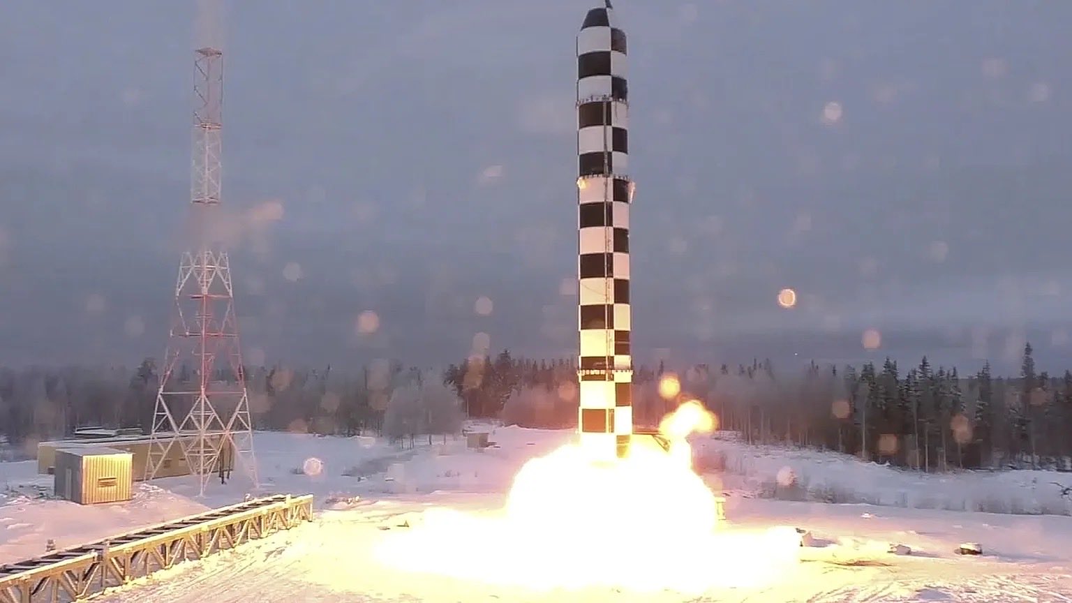 ترامب يٌهدد بوتين: لدينا غواصة نووية