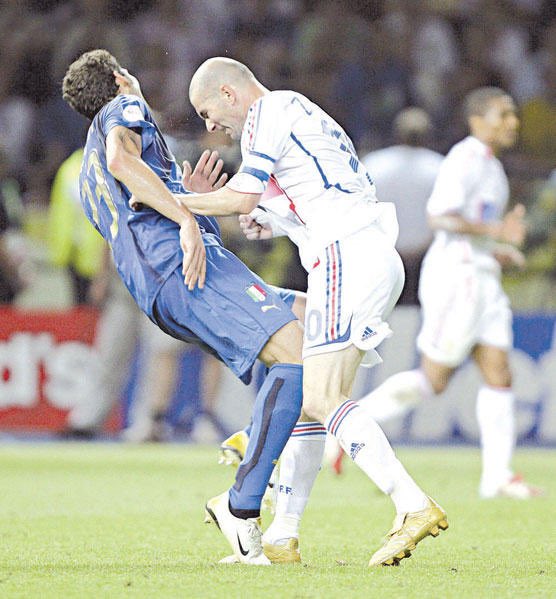 نطحة زيدان في نهائي مونديال 1998 واعتزاله كرة القدم 